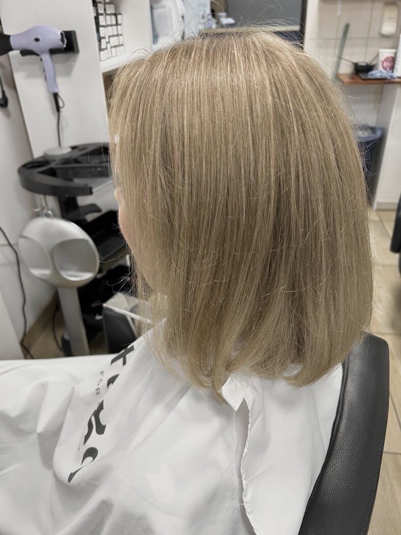 Blond bob z gładkim wykończeniem, widok z tyłu